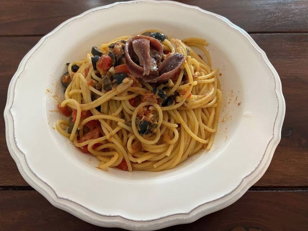 Spaghetti with anchovies, tomatoes and olives - Glutaniac